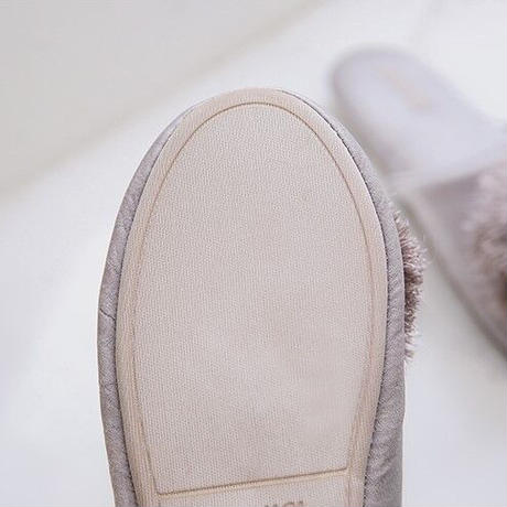 ポンポンチャーム付きスリッパ